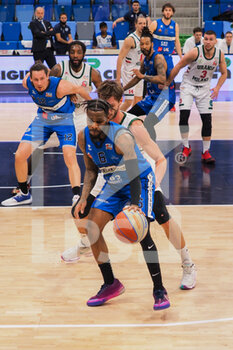 2021-03-18 - Anthony Miles (Agribertocchi Orzinuovi Basket)  contrastato da Tommaso Raspino (Urania Basket Milano)  - URANIA MILANO VS ORZI BASKET - ITALIAN SERIE A2 - BASKETBALL