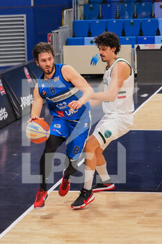 2021-03-18 - Martino Mastellari (Agribertocchi Orzinuovi Basket) ostacolato da Andrea Benevelli (Urania Basket Milano)  - URANIA MILANO VS ORZI BASKET - ITALIAN SERIE A2 - BASKETBALL