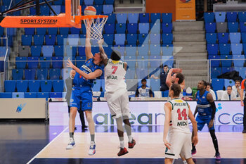 2021-03-18 - Lorenzo Galmarini (Agribertocchi Orzinuovi Basket)  contrastato da Wayne Langstone (Urania Basket Milano)  - URANIA MILANO VS ORZI BASKET - ITALIAN SERIE A2 - BASKETBALL