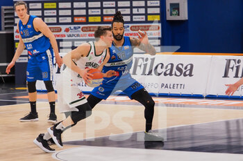 2021-03-18 - Nik Raivio (Urania Basket Milano) ostacolato da Damian Hollis (Agribertocchi Orzinuovi Basket)  - URANIA MILANO VS ORZI BASKET - ITALIAN SERIE A2 - BASKETBALL