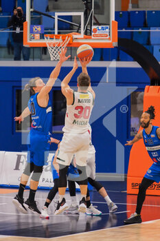 2021-03-18 - Nik Raivio (Urania Basket Milano)  al tiro  contrastato da Matteo Negri (Agribertocchi Orzinuovi Basket)  - URANIA MILANO VS ORZI BASKET - ITALIAN SERIE A2 - BASKETBALL