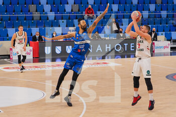2021-03-18 - Stefano Bossi (Urania Basket Milano)  contrastato da Damian Hollis (Agribertocchi Orzinuovi Basket)  - URANIA MILANO VS ORZI BASKET - ITALIAN SERIE A2 - BASKETBALL
