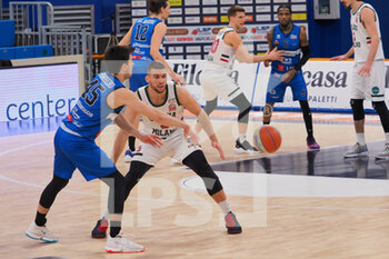 2021-03-18 - Marco Spanghero (Agribertocchi Orzinuovi Basket)  contrastato da Stefano Bossi (Urania Basket Milano)  - URANIA MILANO VS ORZI BASKET - ITALIAN SERIE A2 - BASKETBALL