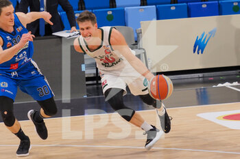 2021-03-18 - Nik Raivio (Urania Basket Milano)  contrastato da Matteo Negri (Agribertocchi Orzinuovi Basket)  - URANIA MILANO VS ORZI BASKET - ITALIAN SERIE A2 - BASKETBALL