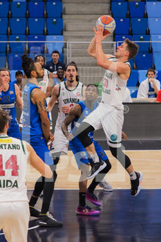 2021-03-18 - Nik Raivio (Urania Basket Milano) a canestro ostacolato da Anthony Miles (Agribertocchi Orzinuovi Basket)  - URANIA MILANO VS ORZI BASKET - ITALIAN SERIE A2 - BASKETBALL