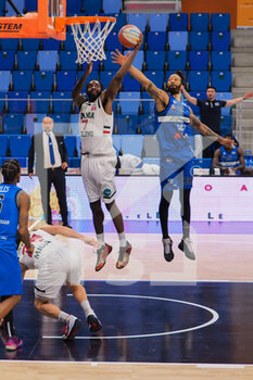2021-03-18 - Wayne Langstone (Urania Basket Milano) contrastato da Damian Hollis (Agribertocchi Orzinuovi Basket)  - URANIA MILANO VS ORZI BASKET - ITALIAN SERIE A2 - BASKETBALL