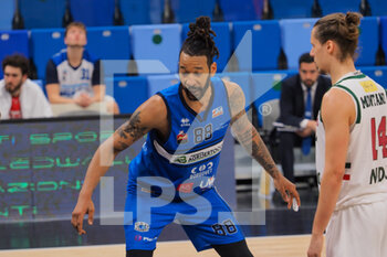 2021-03-18 - Damian Hollis (Agribertocchi Orzinuovi Basket) marca Matteo Montano (Urania Milano)  - URANIA MILANO VS ORZI BASKET - ITALIAN SERIE A2 - BASKETBALL