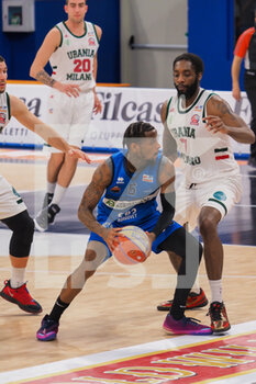 2021-03-18 - Anthony Miles (Agribertocchi Orzinuovi Basket)  contrastato da Wayne Langstone (Urania Basket Milano)  - URANIA MILANO VS ORZI BASKET - ITALIAN SERIE A2 - BASKETBALL