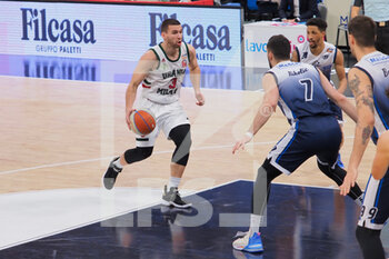 2021-03-27 - Stefano Bossi (Urania Basket Milano)  contrastato da Mitja Nikolic (Blu Basket BCC Treviglio)  - URANIA MILANO VS BCC TREVIGLIO - ITALIAN SERIE A2 - BASKETBALL