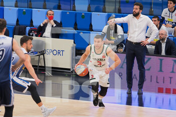 2021-03-27 - Stefano Bossi (Urania Basket Milano) sotto gli occhi di Davide Villa, coach della Urania Basket Milano  - URANIA MILANO VS BCC TREVIGLIO - ITALIAN SERIE A2 - BASKETBALL