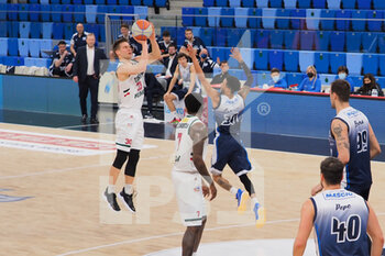 2021-03-27 - Nik Raivio (Urania Basket Milano) ostacolato da JJ Frazier Jr (Blu Basket BCC Treviglio)  - URANIA MILANO VS BCC TREVIGLIO - ITALIAN SERIE A2 - BASKETBALL