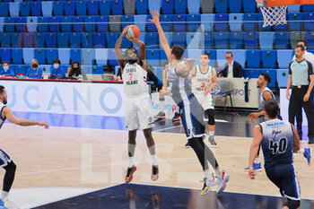 2021-03-27 - Wayne Langstone (Urania Basket Milano) ostacolato da Jacopo Borra (Blu Basket BCC Treviglio)   - URANIA MILANO VS BCC TREVIGLIO - ITALIAN SERIE A2 - BASKETBALL