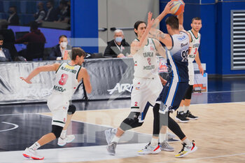 2021-03-27 - Jacopo Borra (Blu Basket BCC Treviglio)  contrastato da Giorgio Piunti (Urania Milano)  - URANIA MILANO VS BCC TREVIGLIO - ITALIAN SERIE A2 - BASKETBALL