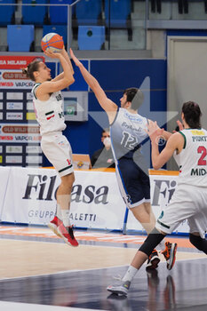 2021-03-27 -  Matteo Montano (Urania Milano) ostacolato da Matteo Bogliardi (Blu Basket BCC Treviglio)  - URANIA MILANO VS BCC TREVIGLIO - ITALIAN SERIE A2 - BASKETBALL