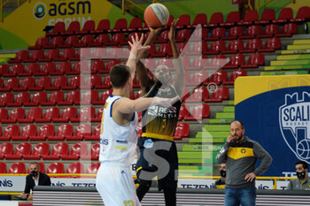 2021-04-17 - Jason Clark - Reale Mutua Basket Torino al tiro in sospensione. - TEZENIS VERONA VS REALE MUTUA TORINO - ITALIAN SERIE A2 - BASKETBALL