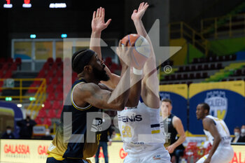 2021-04-17 - Kruise Pinkins - Reale Mutua Basket Torino lotta sotto canestro. - TEZENIS VERONA VS REALE MUTUA TORINO - ITALIAN SERIE A2 - BASKETBALL