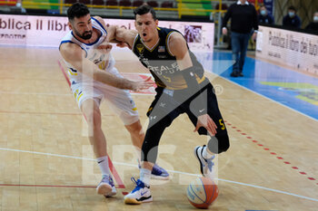 2021-04-17 - Contrasto tra Mirza Alibegovic - Reale Mutua Basket Torino e Giga Janelidze - Scaligera Basket Tezenis Verona - TEZENIS VERONA VS REALE MUTUA TORINO - ITALIAN SERIE A2 - BASKETBALL