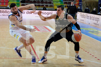 2021-04-17 - Mirza Alibegovic - Reale Mutua Basket Torino - Giga Janelidze - Scaligera Basket Tezenis Verona - TEZENIS VERONA VS REALE MUTUA TORINO - ITALIAN SERIE A2 - BASKETBALL