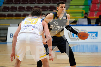 2021-04-17 - Mirza Alibegovic - Reale Mutua Basket Torino porta palla. - TEZENIS VERONA VS REALE MUTUA TORINO - ITALIAN SERIE A2 - BASKETBALL