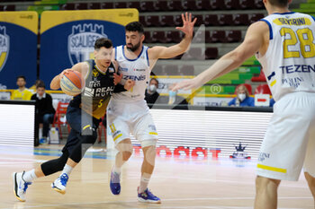 2021-04-17 - Mirza Alibegovic - Reale Mutua Basket Torino penetra a canestro contrastato da Giga Janelidze - Scaligera Basket Tezenis Verona - TEZENIS VERONA VS REALE MUTUA TORINO - ITALIAN SERIE A2 - BASKETBALL