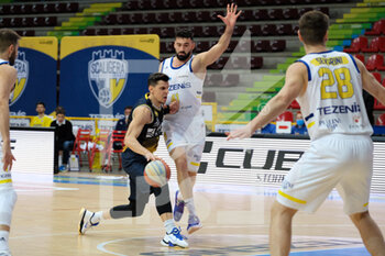 2021-04-17 - Mirza Alibegovic - Reale Mutua Basket Torino contrastato da Giga Janelidze - Scaligera Basket Tezenis Verona - TEZENIS VERONA VS REALE MUTUA TORINO - ITALIAN SERIE A2 - BASKETBALL