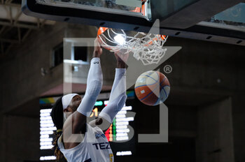 2021-04-17 - Bobby Ray Jones Jr - Scaligera Basket Tezenis Verona schiaccia a canestro. - TEZENIS VERONA VS REALE MUTUA TORINO - ITALIAN SERIE A2 - BASKETBALL