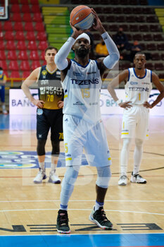 2021-04-17 - Bobby Ray Jones Jr - Scaligera Basket Tezenis Verona al tiro libero. - TEZENIS VERONA VS REALE MUTUA TORINO - ITALIAN SERIE A2 - BASKETBALL