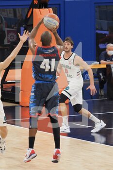 2021-05-01 - Kenny Hasbrouk (Kleb Basket Top Secret Ferrara)  al tiro  - URANIA MILANO VS TOP SECRET FERRA - ITALIAN SERIE A2 - BASKETBALL