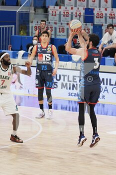 2021-05-01 - Luca Vencato (Kleb Basket Top Secret Ferrara)  al tiro  - URANIA MILANO VS TOP SECRET FERRA - ITALIAN SERIE A2 - BASKETBALL