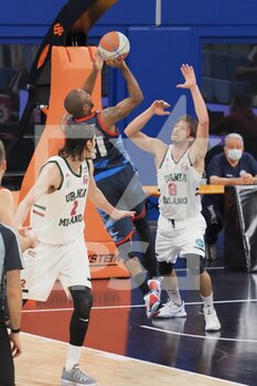 2021-05-01 - Kenny Hasbrouk (Kleb Basket Top Secret Ferrara)  contrastato da Tommaso Raspino (Urania Basket Milano)  - URANIA MILANO VS TOP SECRET FERRA - ITALIAN SERIE A2 - BASKETBALL