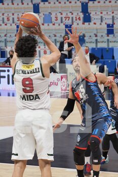 2021-05-01 - Andrea Benevelli (Urania Basket Milano)  al tiro  contrastato da Patrick Baldassarre (Kleb Basket Top Secret Ferrara)  - URANIA MILANO VS TOP SECRET FERRA - ITALIAN SERIE A2 - BASKETBALL