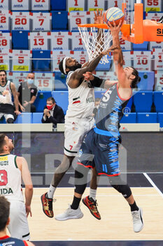 2021-05-01 - Patrick Baldassarre (Kleb Basket Top Secret Ferrara)  contrastato da Wayne Langstone (Urania Basket Milano)  - URANIA MILANO VS TOP SECRET FERRA - ITALIAN SERIE A2 - BASKETBALL