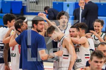 2021-05-01 - Capitan Andrea Benevelli (Urania Basket Milano) e compagni festeggiano la vittoria sulla Kleb Basket Top Secret Ferrara - URANIA MILANO VS TOP SECRET FERRA - ITALIAN SERIE A2 - BASKETBALL