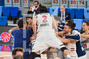 2021-05-01 - Giorgio Piunti (Urania Milano) e compagni festeggiano la vittoria con la Kleb Basket Top Secret Ferrara - URANIA MILANO VS TOP SECRET FERRA - ITALIAN SERIE A2 - BASKETBALL