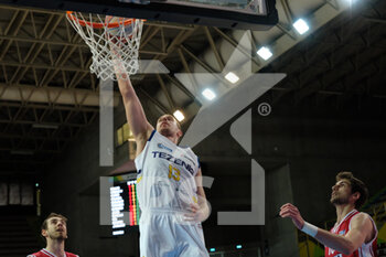 2021-05-12 - Francesco Candussi - Scaligera Basket Tezenis Verona appoggia a canestro - TEZENIS VERONA VS LUX CHIETI 1874 - ITALIAN SERIE A2 - BASKETBALL