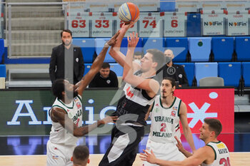 2021-05-12 - Daniele Magro (Atlante Eurobasket Roma) ostacolato da Wayne Langstone (Urania Basket Milano)  - URANIA MILANO VS ATLANTE EUROBASKET ROMA - ITALIAN SERIE A2 - BASKETBALL