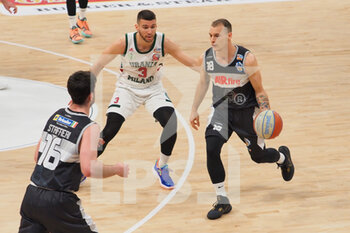 2021-05-12 - Gabriele Romeo (Atlante Eurobasket Roma)  contrastato da Stefano Bossi (Urania Basket Milano)  - URANIA MILANO VS ATLANTE EUROBASKET ROMA - ITALIAN SERIE A2 - BASKETBALL