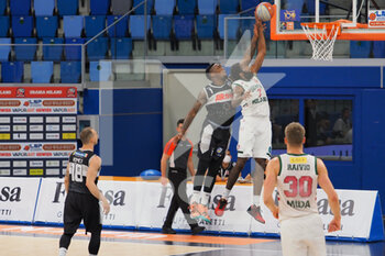 2021-05-12 - Wayne Langstone (Urania Basket Milano)  contrastato da Jamal Olasewere (Atlante Eurobasket Roma)  - URANIA MILANO VS ATLANTE EUROBASKET ROMA - ITALIAN SERIE A2 - BASKETBALL