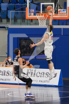 2021-05-12 - Tommaso Raspino (Urania Basket Milano) va a schiacciare - URANIA MILANO VS ATLANTE EUROBASKET ROMA - ITALIAN SERIE A2 - BASKETBALL