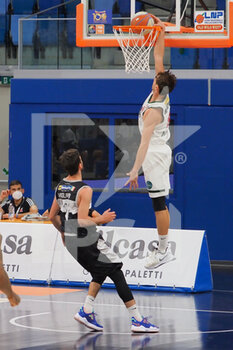2021-05-12 - Tommaso Raspino (Urania Basket Milano) va a schiacciare - URANIA MILANO VS ATLANTE EUROBASKET ROMA - ITALIAN SERIE A2 - BASKETBALL