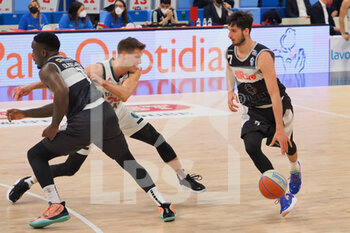 2021-05-12 - Kenneth Viglianisi (Atlante Eurobasket Roma) ostacolato da Nik Raivio (Urania Basket Milano)  - URANIA MILANO VS ATLANTE EUROBASKET ROMA - ITALIAN SERIE A2 - BASKETBALL