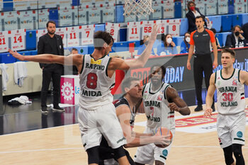 2021-05-12 - Daniele Magro (Atlante Eurobasket Roma)  contrastato da Tommaso Raspino (Urania Basket Milano)  - URANIA MILANO VS ATLANTE EUROBASKET ROMA - ITALIAN SERIE A2 - BASKETBALL