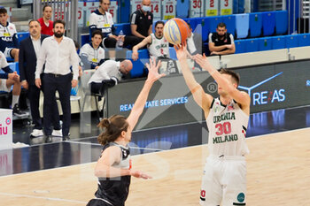2021-05-12 - Nik Raivio (Urania Basket Milano)  al tiro  contrastato da Alexander Cicchetti (Atlante Eurobasket Roma)  - URANIA MILANO VS ATLANTE EUROBASKET ROMA - ITALIAN SERIE A2 - BASKETBALL