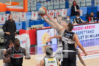 2021-05-12 - Stefano Bossi (Urania Basket Milano)  al tiro  contrastato da Janko Cepic (Atlante Eurobasket Roma)  - URANIA MILANO VS ATLANTE EUROBASKET ROMA - ITALIAN SERIE A2 - BASKETBALL