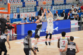 2021-05-12 - Nik Raivio (Urania Basket Milano)  al tiro ostacolato da Alexander Cicchetti (Atlante Eurobasket Roma)  - URANIA MILANO VS ATLANTE EUROBASKET ROMA - ITALIAN SERIE A2 - BASKETBALL