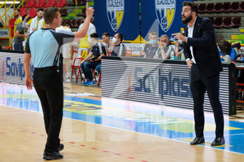 2021-05-22 - Davide Villa - Head Coach - Urania Basket Milano discute con l‚Äôarbitro. - PLAYOFF - TEZENIS VERONA VS URANIA MILANO (GARA 1) - ITALIAN SERIE A2 - BASKETBALL