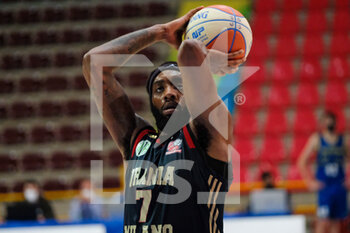 2021-05-22 - Wayne Langston - Urania Basket Milano al tiro libero. - PLAYOFF - TEZENIS VERONA VS URANIA MILANO (GARA 1) - ITALIAN SERIE A2 - BASKETBALL