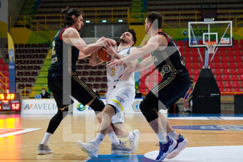 2021-05-22 - Lorenzo Caroti - Scaligera Basket Tezenis Verona lotta per il possesso palla con Giorgio Piunti - Urania Basket Milano - PLAYOFF - TEZENIS VERONA VS URANIA MILANO (GARA 1) - ITALIAN SERIE A2 - BASKETBALL