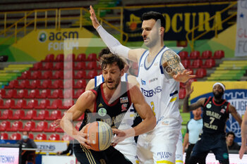 2021-05-24 - Tommaso Raspino - Urania Basket Milano contrastato da Brian Sacchetti - Scaligera Basket Tezenis Verona - PLAYOFF TEZENIS VERONA VS URANIA MILANO (GARA 2) - ITALIAN SERIE A2 - BASKETBALL