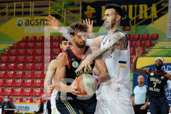 2021-05-24 - Tommaso Raspino - Urania Basket Milano contrastato da Brian Sacchetti - Scaligera Basket Tezenis Verona - PLAYOFF TEZENIS VERONA VS URANIA MILANO (GARA 2) - ITALIAN SERIE A2 - BASKETBALL